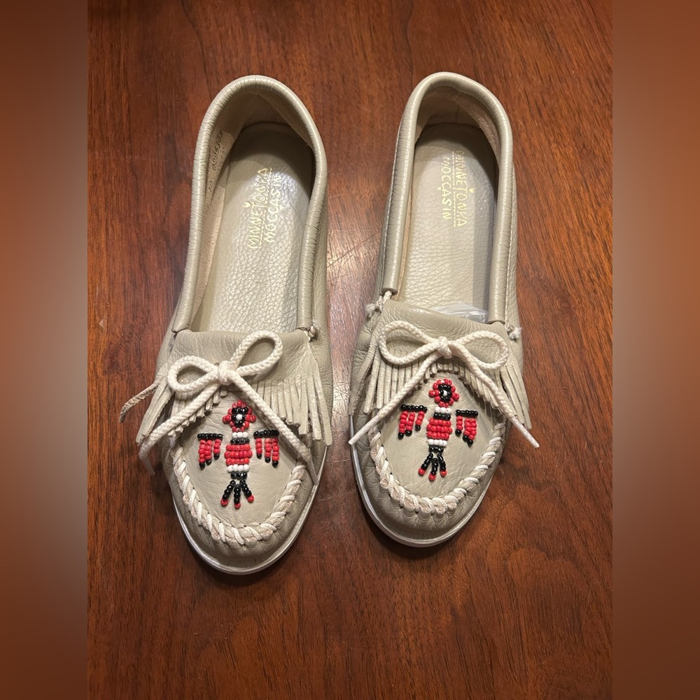 Minnetonka thunderbird Moccasin in gray leather with beads women’s size 10